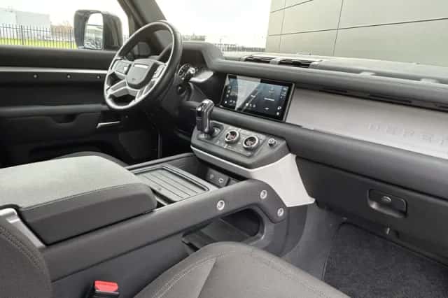 Land Rover Defender (2021) thumbnail 26
