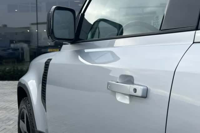 Land Rover Defender (2021) thumbnail 27