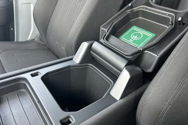 Land Rover Defender (2021) thumbnail 29