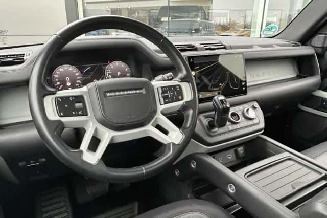 Land Rover Defender (2022) thumbnail 2