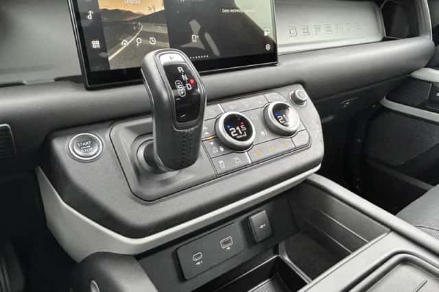 Land Rover Defender (2022) thumbnail 3