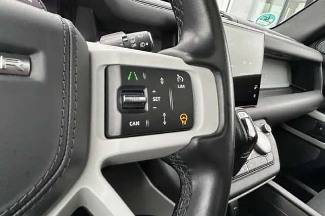 Land Rover Defender (2022) thumbnail 4