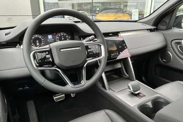 Land Rover Discovery Sport (2026) thumbnail 2