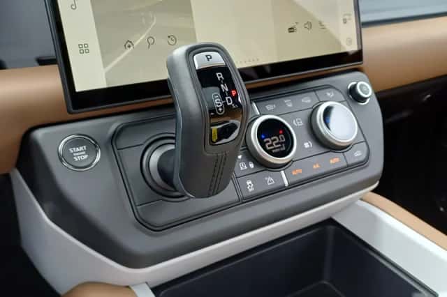 Land Rover Defender (2026) thumbnail 3