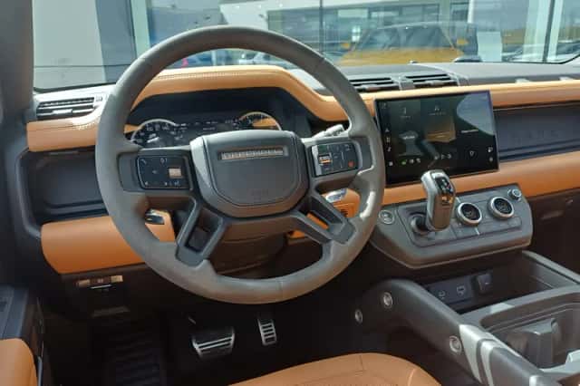 Land Rover Defender (2023) thumbnail 2