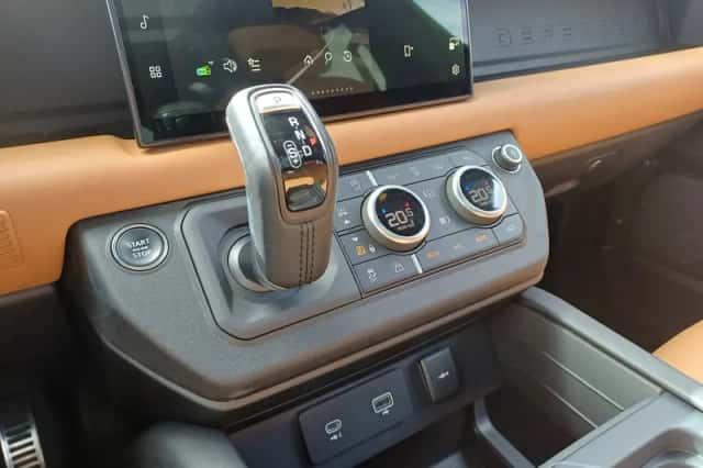 Land Rover Defender (2023) thumbnail 3
