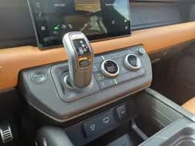 Land Rover Defender thumbnail 3