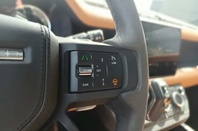 Land Rover Defender (2023) thumbnail 4