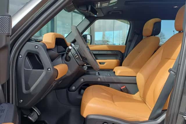 Land Rover Defender (2023) thumbnail 6