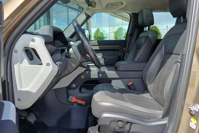 Land Rover Defender (2020) thumbnail 6