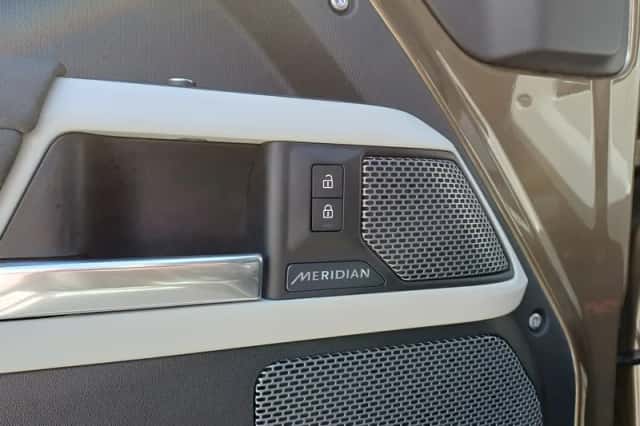 Land Rover Defender (2020) thumbnail 13