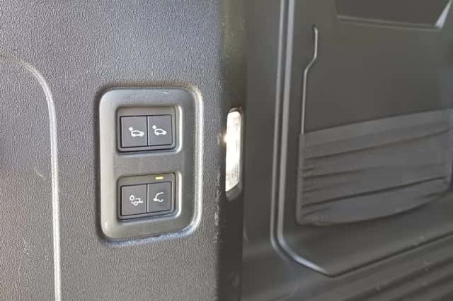 Land Rover Defender (2020) thumbnail 17