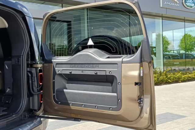 Land Rover Defender (2020) thumbnail 18