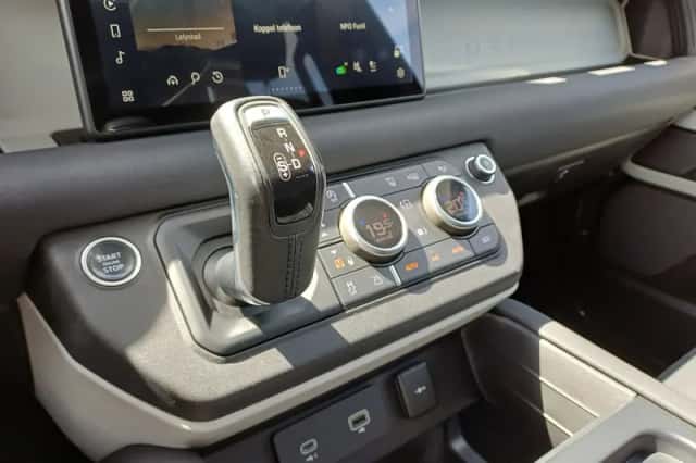Land Rover Defender (2020) thumbnail 3