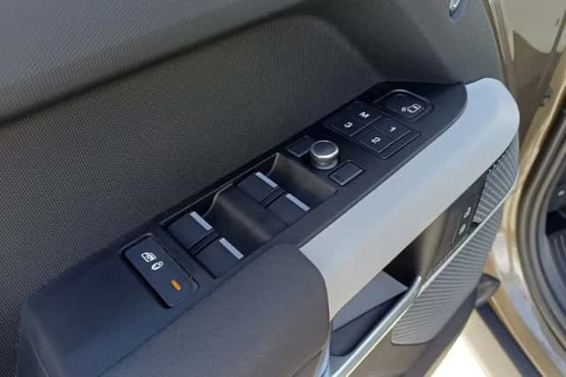 Land Rover Defender (2020) thumbnail 37