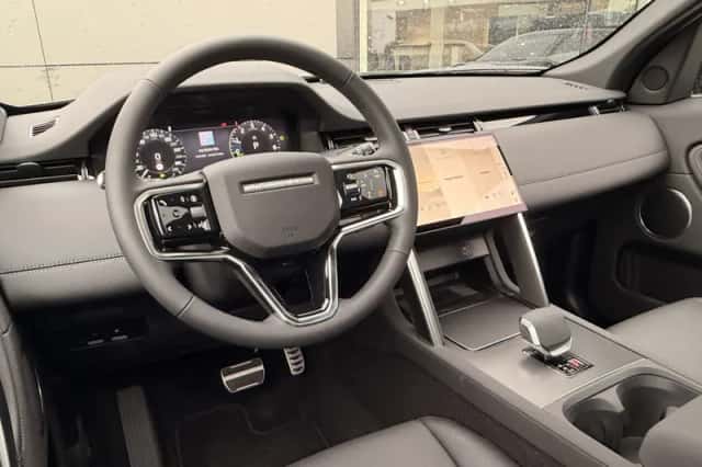 Land Rover Discovery Sport (2026) thumbnail 2