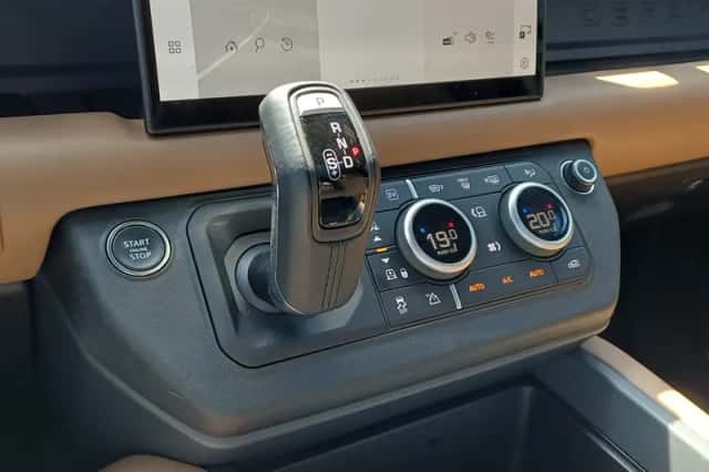Land Rover Defender (2025) thumbnail 3