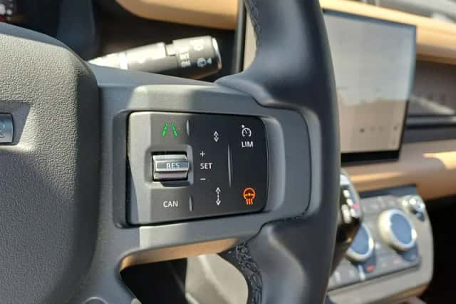 Land Rover Defender (2025) thumbnail 4