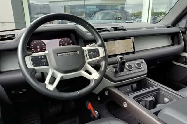 Land Rover Defender (2023) thumbnail 2