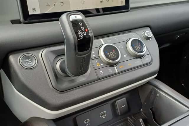 Land Rover Defender (2023) thumbnail 3