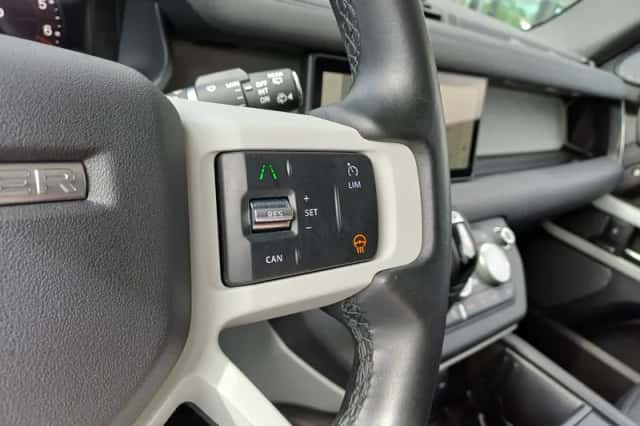 Land Rover Defender (2023) thumbnail 4