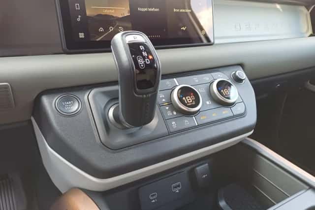 Land Rover Defender (2024) thumbnail 3