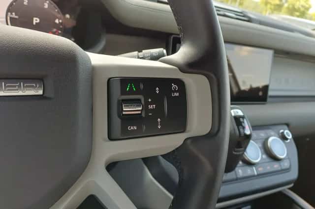 Land Rover Defender (2024) thumbnail 4