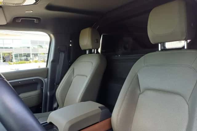 Land Rover Defender (2024) thumbnail 5
