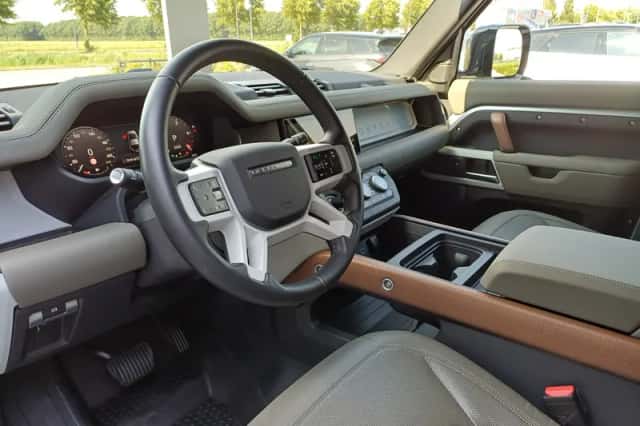 Land Rover Defender (2024) thumbnail 2