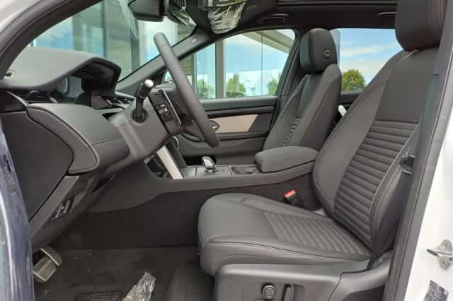 Land Rover Discovery Sport (2026) thumbnail 2