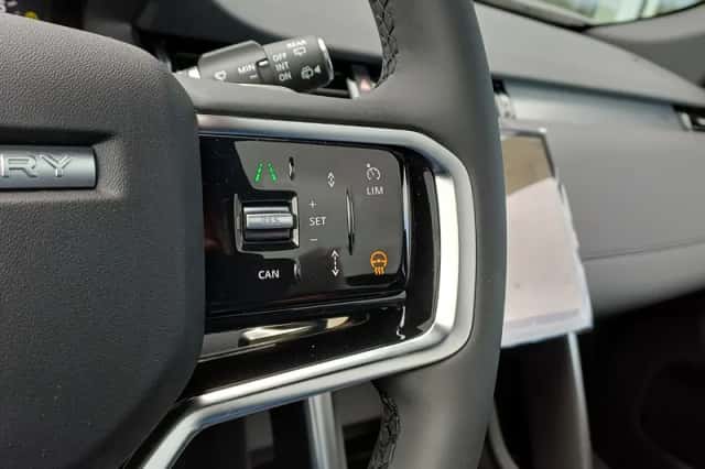 Land Rover Discovery Sport (2026) thumbnail 3