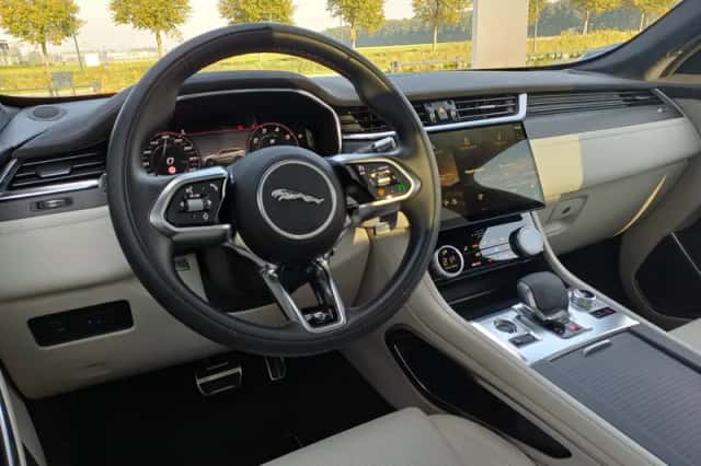 Jaguar F-Pace (2022) thumbnail 2