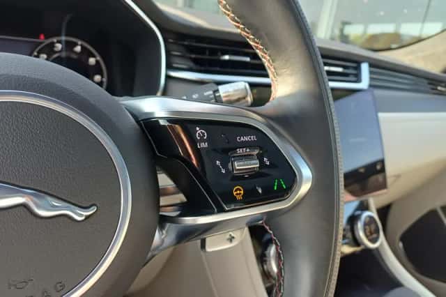 Jaguar F-Pace (2022) thumbnail 3
