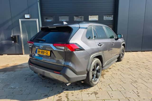 Toyota RAV4 (2021) thumbnail 2