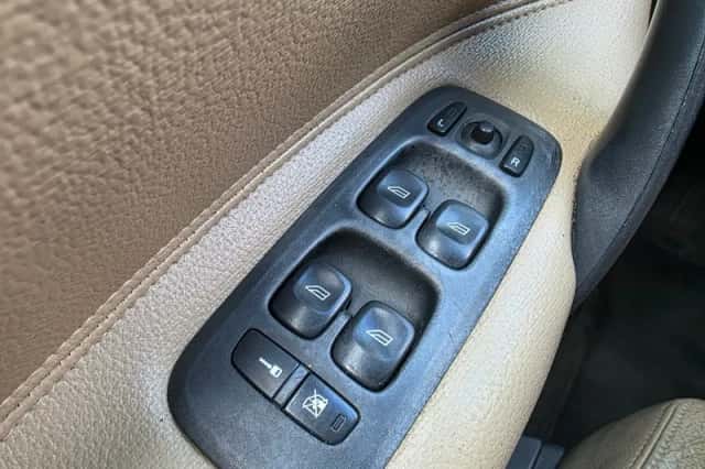 Volvo V70 (2004) thumbnail 5