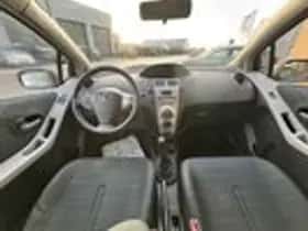 Toyota Yaris thumbnail 12