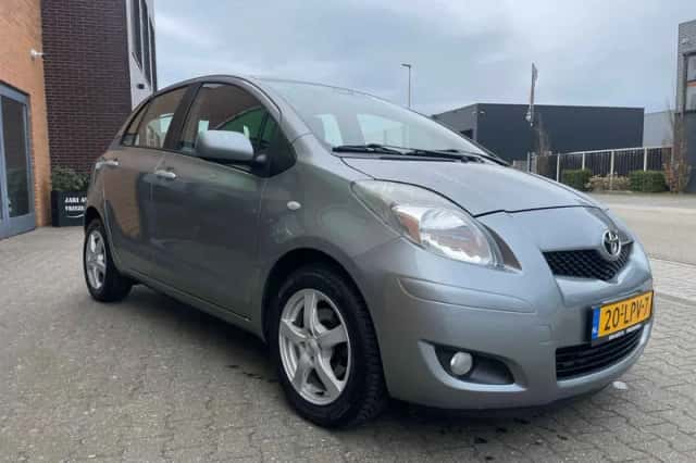 Toyota Yaris (2010) thumbnail 2