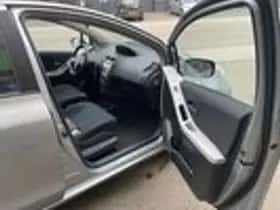 Toyota Yaris (2010) thumbnail 11