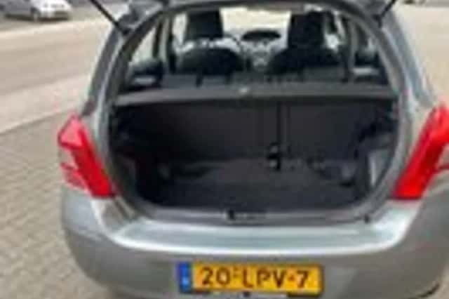 Toyota Yaris (2010) thumbnail 12