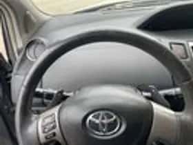 Toyota Yaris thumbnail 15