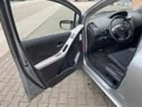 Toyota Yaris (2010) thumbnail 8