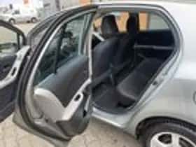 Toyota Yaris thumbnail 9