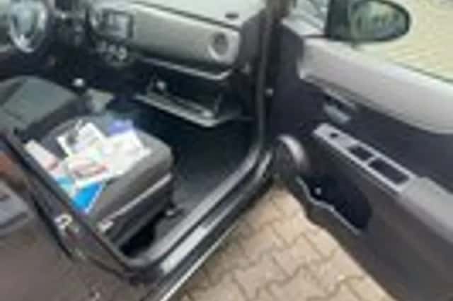 Toyota Yaris (2013) thumbnail 12
