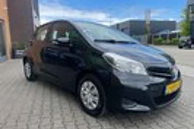 Toyota Yaris (2013) thumbnail 3