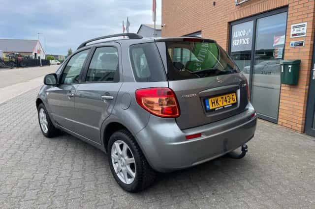 Suzuki SX4 (2010) thumbnail 4