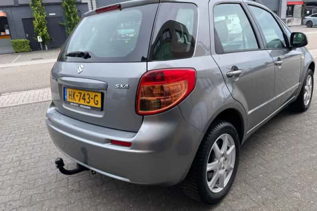 Suzuki SX4 (2010) thumbnail 5