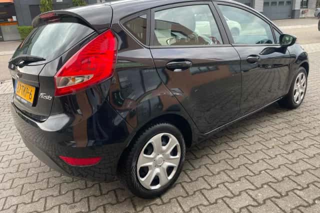 Ford Fiesta (2012) thumbnail 3