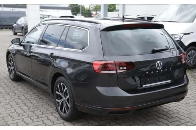 Volkswagen Passat (2021) thumbnail 2