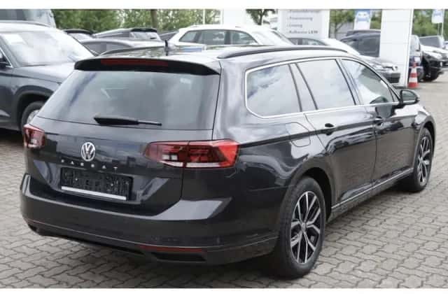 Volkswagen Passat (2021) thumbnail 3