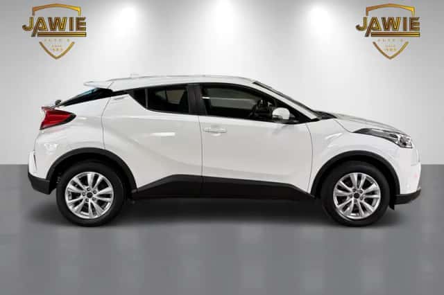 Toyota C-HR (2018) thumbnail 4